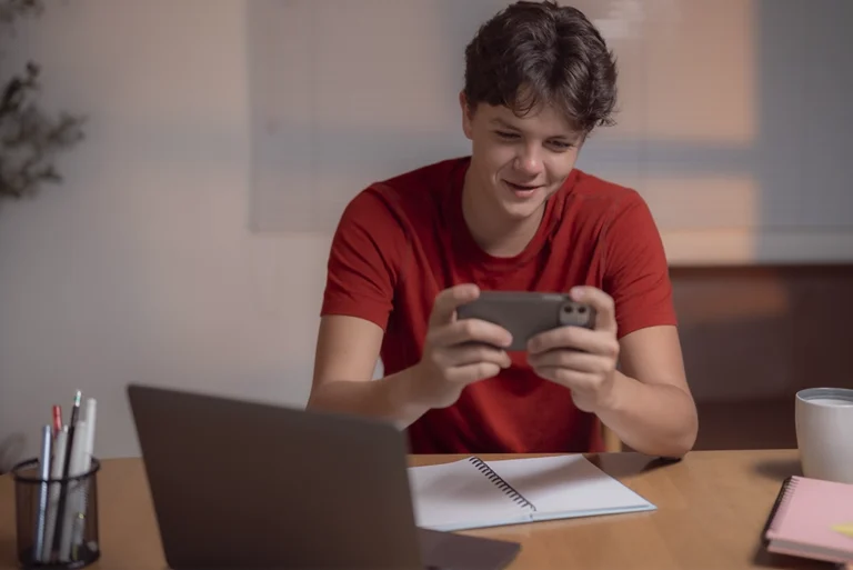 Joven estudiante luchando contra los 8 tipos de procrastinación, desde el ‘lo haré mañana’ hasta el miedo al fracaso.