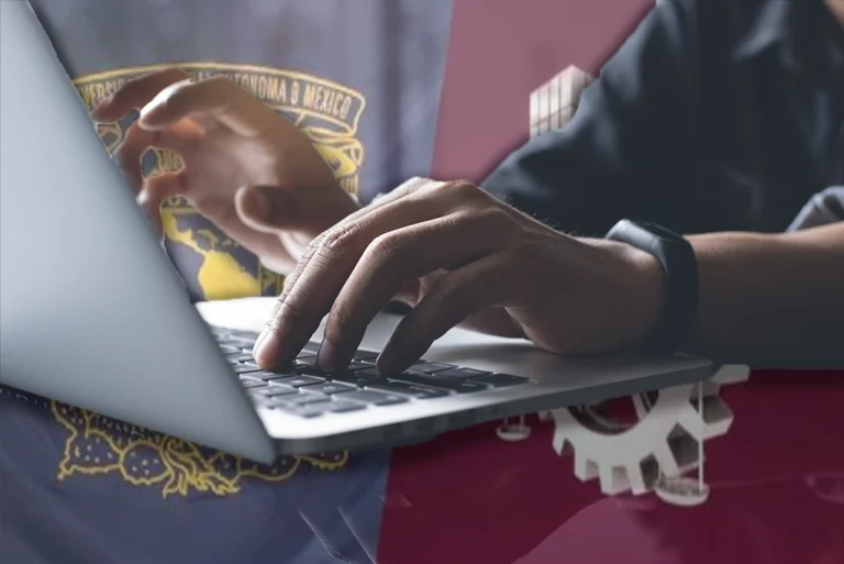 Estudiante resolviendo examen de admisión para calcular aciertos prepa y vocacional en UNAM e IPN.