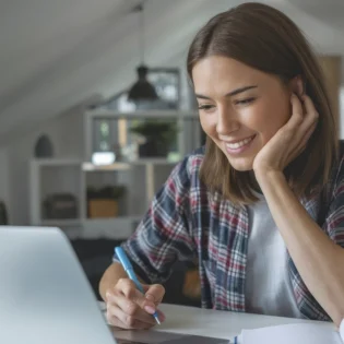 3 opciones para estudiar la prepa en línea con validez oficial y gratis