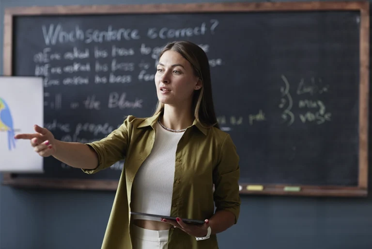 Diferencias entre maestro, profesor y docente en el ámbito educativo. Comparativa de roles y funciones en la enseñanza.