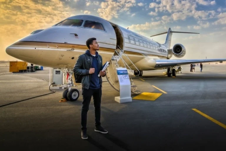 Joven estudiante aspirando a graduarse de una de las carreras técnicas con mayor futuro laboral