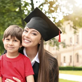 ¿Eres mamá y estudias? Estas becas para jefas de familia pueden ser tu opción