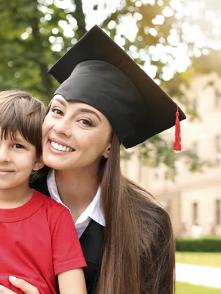 ¿Eres mamá y estudias? Estas becas para jefas de familia pueden ser tu opción