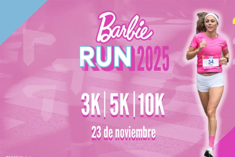 Corredores en la Babie Run 2025, la carrera temática de Barbie en CDMX, vistiendo atuendos rosas y celebrando el empoderamiento femenino