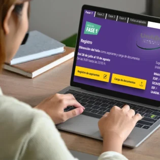¿Cómo me registro en la UnADM y qué documentos necesito para estudiar una carrera en línea?