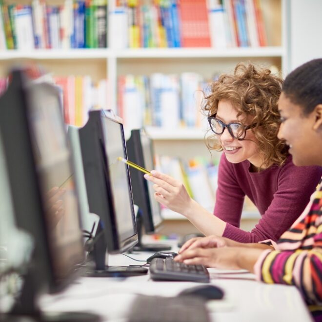 ¿Eres mamá y estudias? Estas becas para jefas de familia pueden ser tu opción