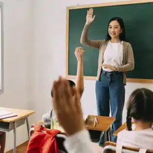 ¿Quieres ser maestro? La SEP te ofrece una Licenciatura en línea con titulación en 2 años