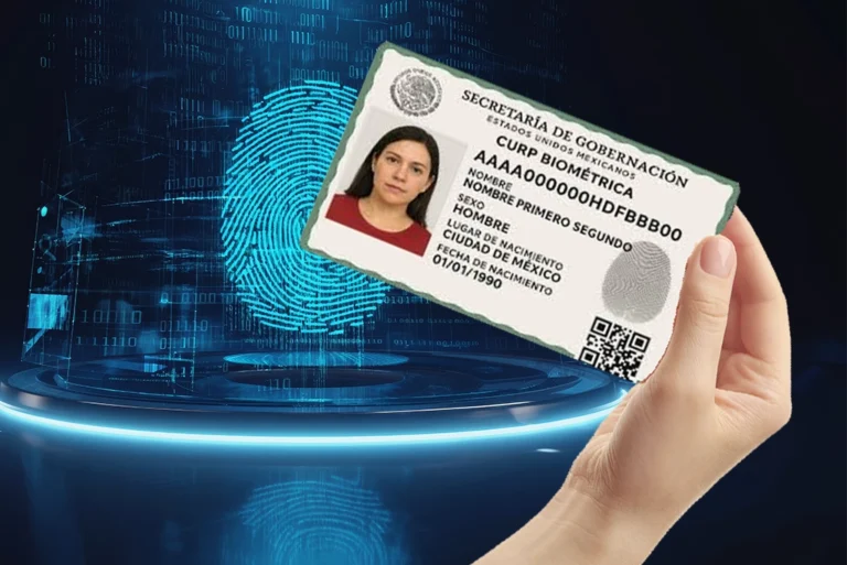 Estudiante revisando su CURP Biométrica en un dispositivo móvil, documento que pronto podría ser obligatorio en universidades