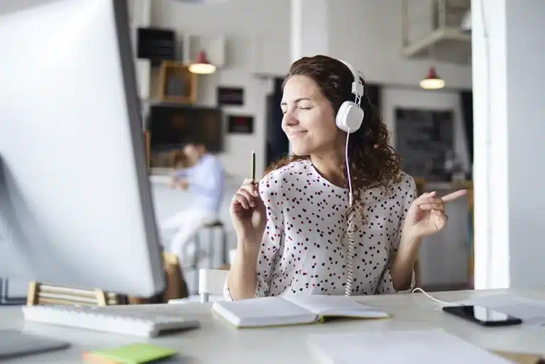 Estudiante produciendo música en estudio, aprendiendo cómo ser profesional de la música con el curso en línea de la UNAM