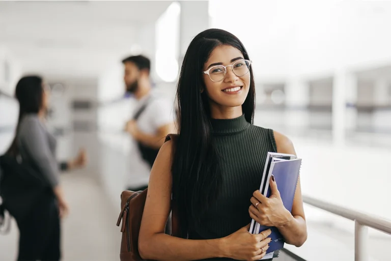 Estudiante revisando opciones de carreras más baratas en universidades privadas de México con buena rentabilidad