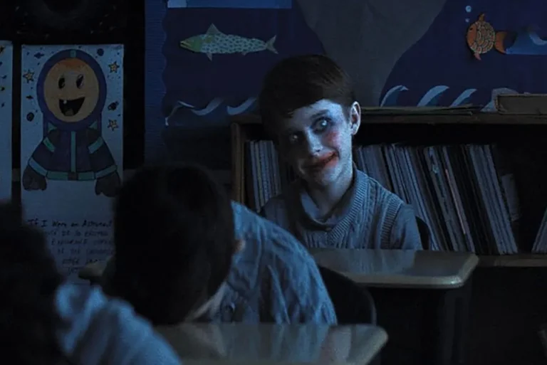 Escena de la película La Hora de la Desaparición, donde se observa la silueta de una figura misteriosa observándolos