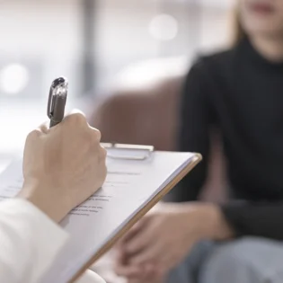 ¿Puedo ser psicoterapeuta solo con mi Licenciatura en Psicología?