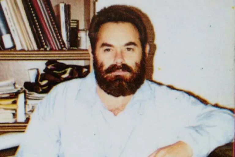 Retrato de Jacobo Grinberg, científico mexicano y creador de la teoría sintérgica, que revolucionó el estudio de la conciencia humana.