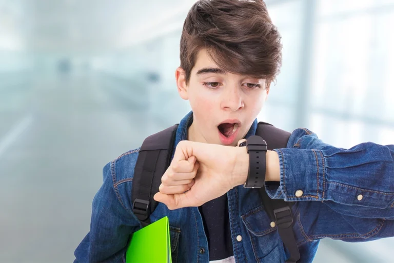 Estudiante feliz en su regreso a clases, usando gadgets tecnológicos para mejorar su productividad y organización universitaria