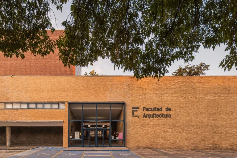 Edificio histórico de la Facultad de Arquitectura UNAM, primera escuela de arquitectura en América, ubicada en Ciudad Universitaria