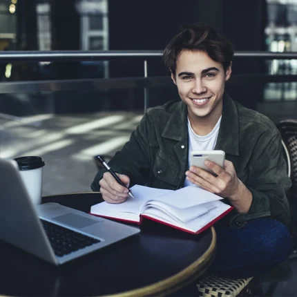 Cómo hacer un ensayo con ChatGPT: prompts específicos que te sacarán del apuro