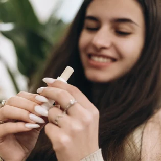 ¿Lip Balms con esencia de Whisky? Esta bebi Innovando para la Gen Z