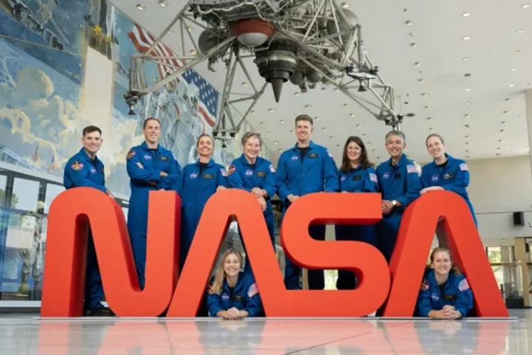 Los diez nuevos astronautas seleccionados por la NASA posan sonrientes con sus trajes de vuelo, listos para el entrenamiento que los llevará a la Luna y Marte en el programa Artemis
