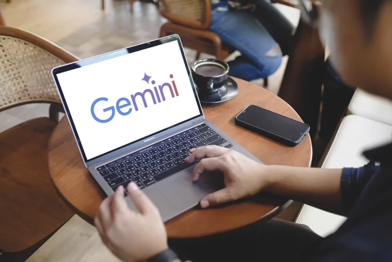 Estudiante universitario mexicano utilizando Gemini Pro gratis de Google en su laptop para estudiar con inteligencia artificial, mostrando interfaz de NotebookLM y herramientas de IA