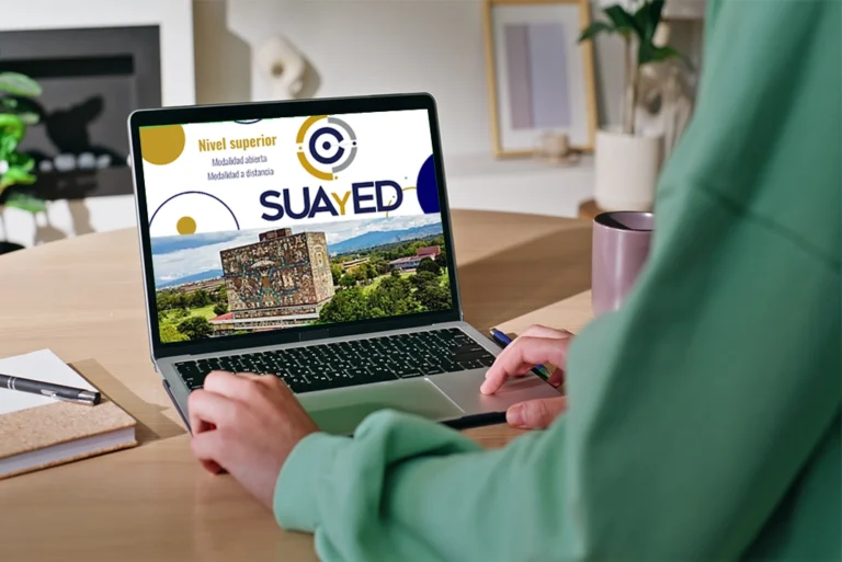 Estudiante sonriente utilizando una laptop para estudiar una de las carreras en línea de la UNAM a través del sistema SUAyED, con logos de la universidad