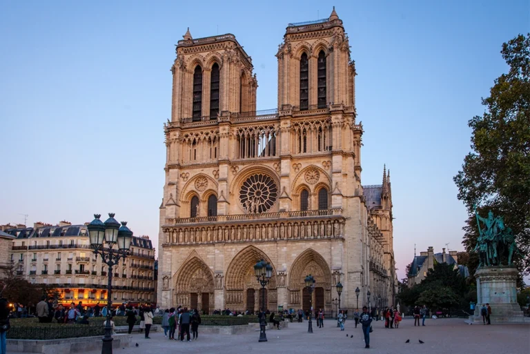 Vista frontal de la catedral de Notre Dame de París tras su restauración, mostrando los fascinantes datos de Notre Dame y su imponente arquitectura gótica.