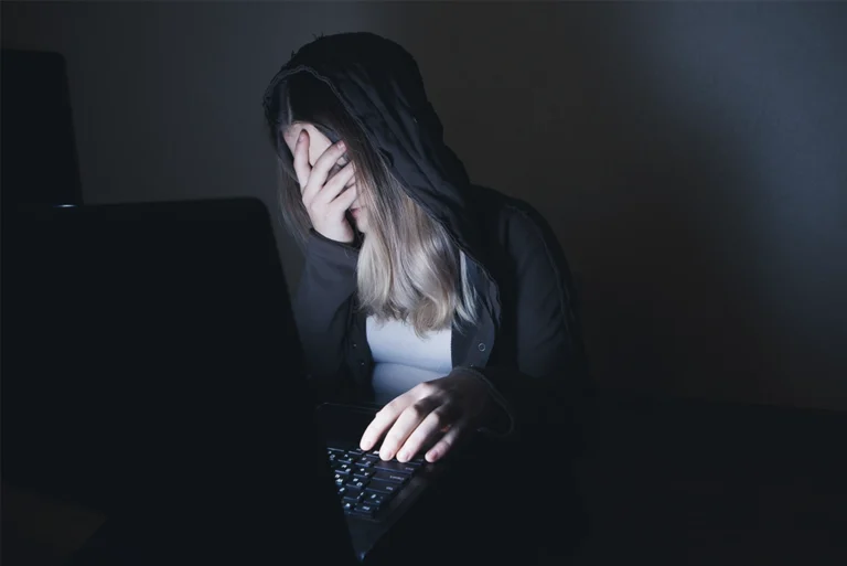 Ilustración representativa sobre la violencia digital y el acoso en línea, mostrando la importancia de identificar estas agresiones y poner límites, inspirado en casos relevantes como el de Belinda.