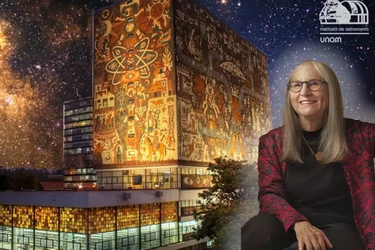 Julieta Fierro al frente con el fondo de la Biblioteca Central de la UNAM con estrellas, porque ahí será la próxima Noche de estrellas de la UNAM como homenaje póstumo