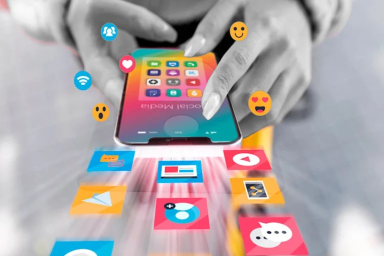 Joven revisando su teléfono móvil con iconos de aplicaciones populares que consumen datos en segundo plano flotando alrededor.