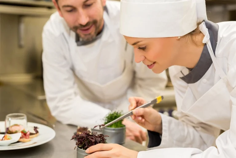 joven estudiante de Gastronomía, mostrando el perfil que debe tener todo estudiante de esta carrera