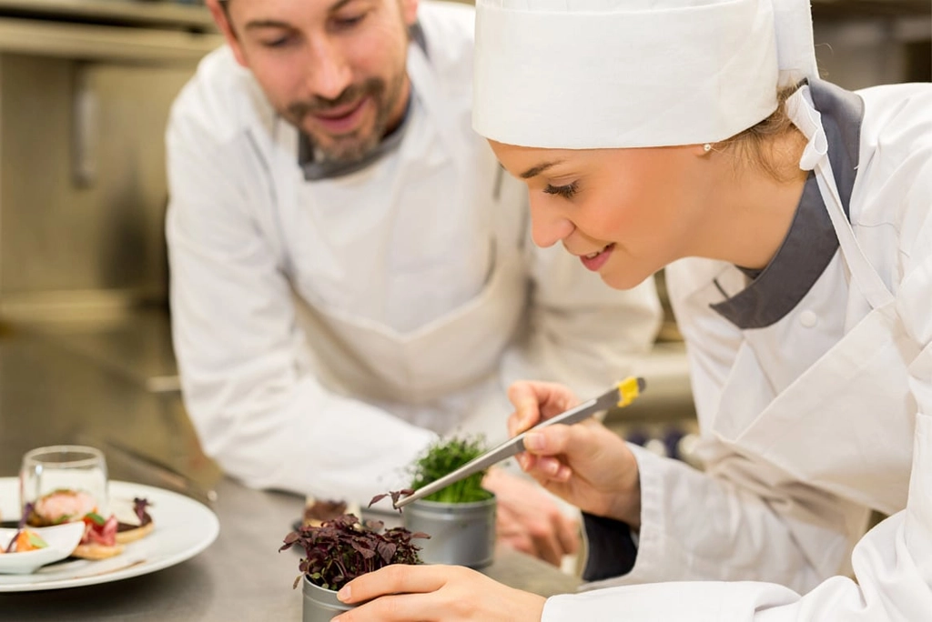 joven estudiante de Gastronomía, mostrando el perfil que debe tener todo estudiante de esta carrera