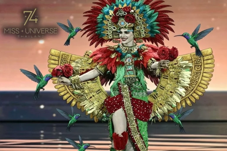 Fátima Bosch luce el traje típico inspirado en la diosa Xochiquétzal durante la Gala de Miss Universo 2025, con un elaborado penacho, alas y colibríes.