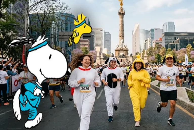 Grupo de jóvenes corriendo y sonriendo con disfraces de Snoopy y Woodstock en el Paseo de la Reforma durante la carrera temática Snoopy 2026, con el Ángel de la Independencia al fondo.