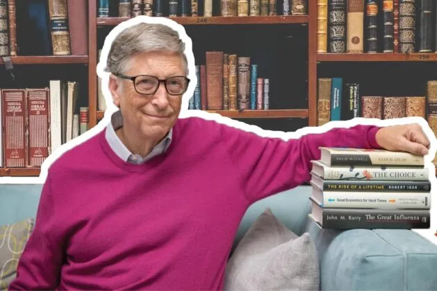 Bill Gates posa junto a su selección de libros recomendados, una colección inspiradora para aprender sobre tecnología, economía y liderazgo.