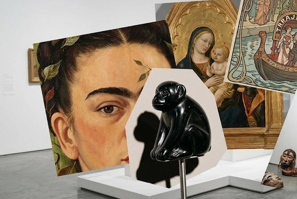 Colección de cuatro obras famosas en México (pintura de Frida Kahlo, mono de obsidiana, Virgen renacentista y mujer surrealista) exhibidas dentro de un museo moderno con luz natural.