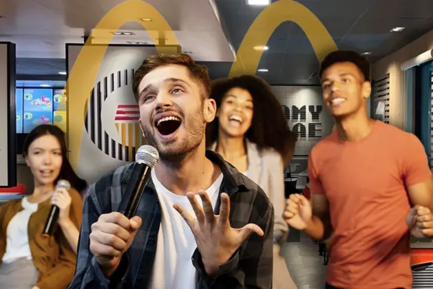 Jóvenes divirtiéndose y cantando karaoke en el único McDonalds con karaoke de la CDMX, ubicado en Marina Nacional