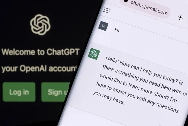 Estudiante usando ChatGPT para aprender inglés en su computadora, mejorando pronunciación y fluidez con inteligencia artificial.