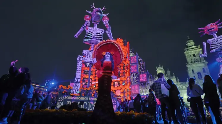 Artistas diseñando la Ofrenda Monumental 2025 en el Zócalo de la Ciudad de México, un homenaje a 700 años de historia y tradición del Día de Muertos