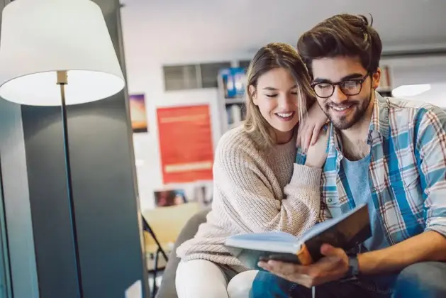 Cuáles son las ventajas y desventajas de tener una pareja en la universidad