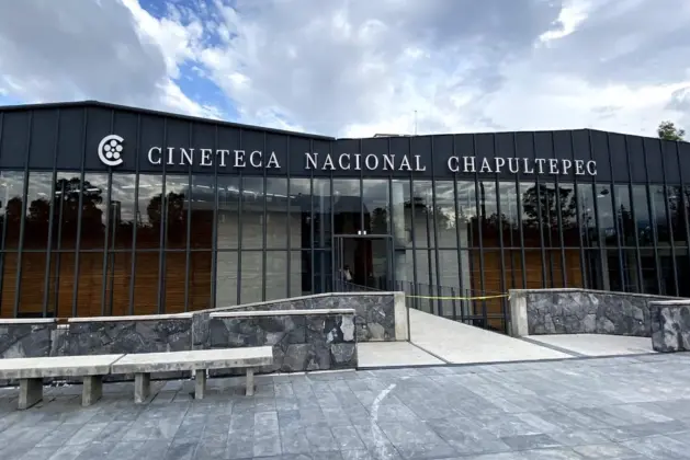 Fachada moderna de la Cineteca Nacional Chapultepec, un nuevo espacio cultural en CDMX con salas de cine, funciones gratis y tecnología de última generación.