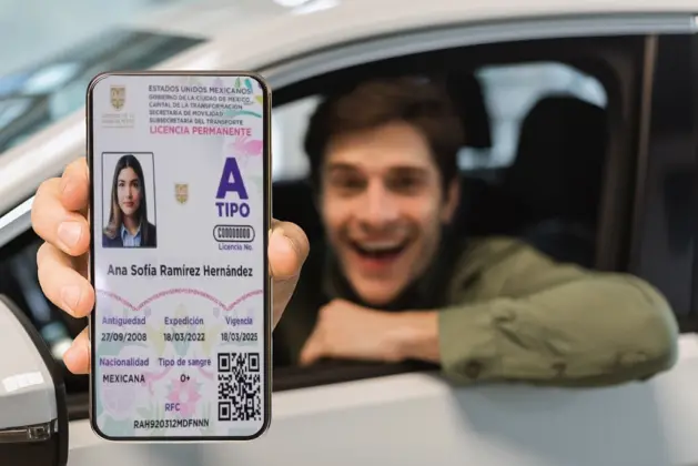 Un hombre sonriente muestra en su celular la nueva licencia permanente de la CDMX, destacando información relevante como nombre, tipo de licencia y vigencia. Consulta cuándo y dónde sacar la licencia permanente en la Ciudad de México.