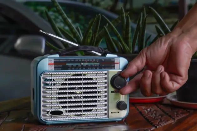 imagen creada por ia de una mano cambiando estación a una radio para señalar algunos datos interesantes