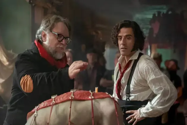 Guillermo del Toro en el set de 'Frankenstein' dirigiendo a Oscar Isaac, ejemplo tangible del debate sobre el arte vs. la IA en el cine moderno