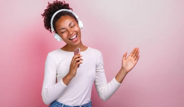 Encuentra canciones en Google tarareando o silbando