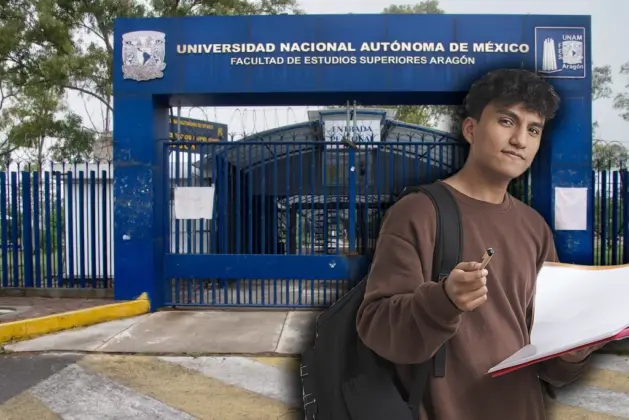 Estudiante universitario sonriente con libros en la FES Aragón revisando la convocatoria para la beca Fundación UNAM FEMSA 2025 en su laptop