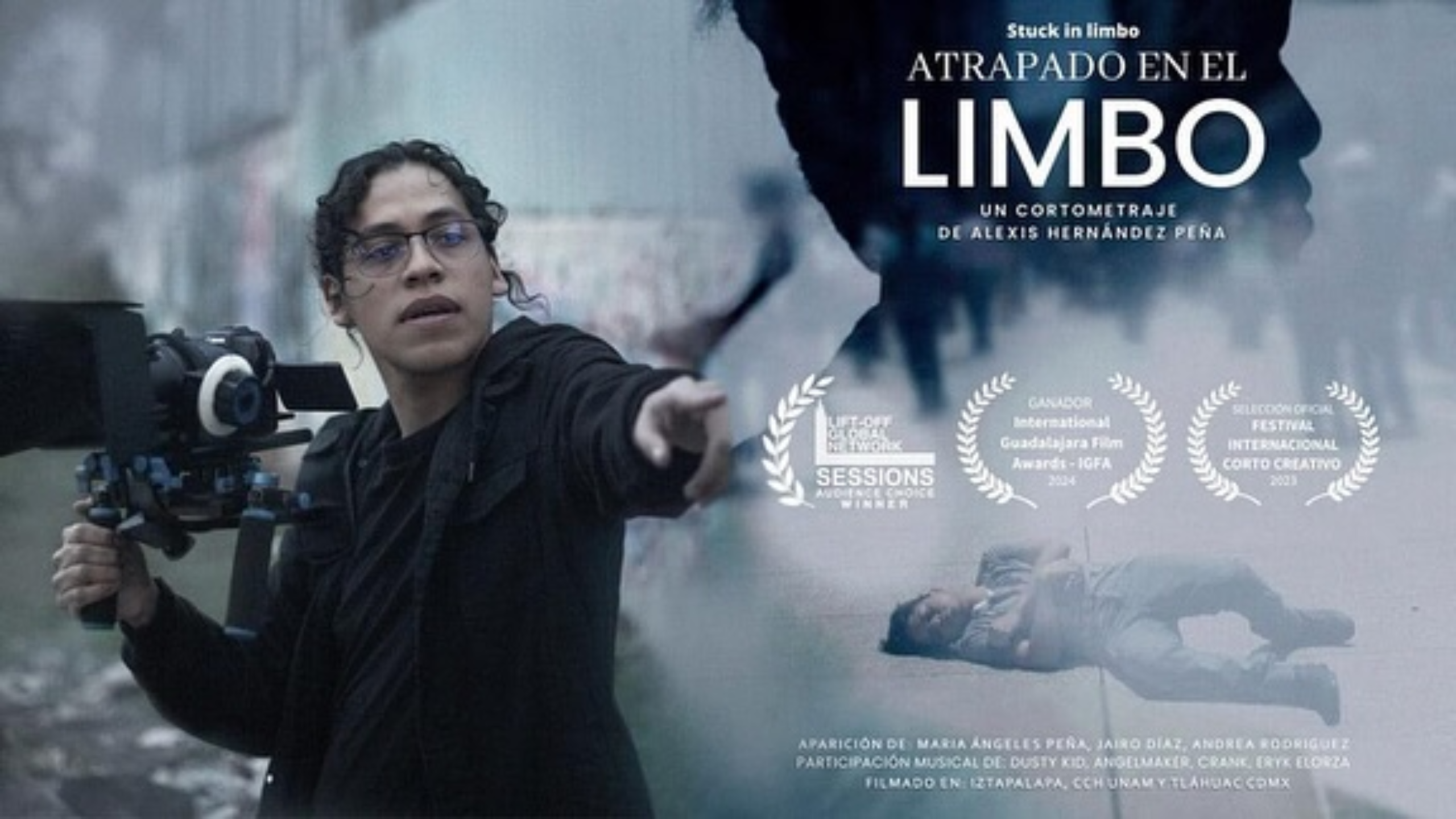 Cineasta mexicano gana premio en festival de cine en la India: Alexis Hernández posa con su galardón en el Travancore International Film Awards.