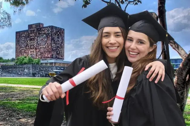 Mujeres celebrando su titulación en la UNAM: Estadísticas confirman que las mujeres se titulan más que los hombres desde 1996