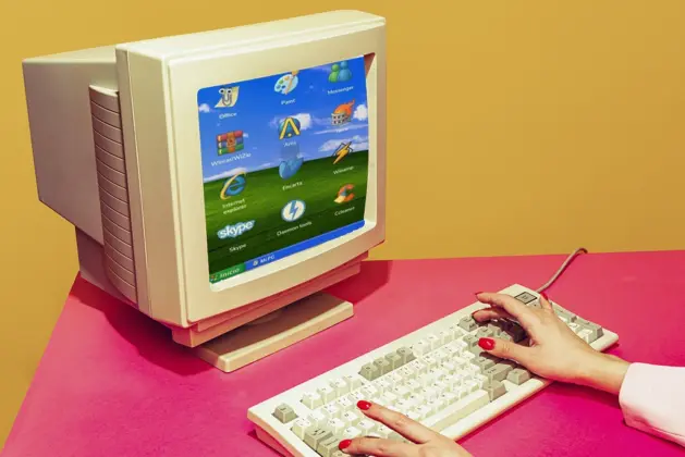 lustración collage retro con los iconos y logos de los 12 programas clásicos de pc más icónicos de la era Windows XP, como Winamp, MSN y Paint