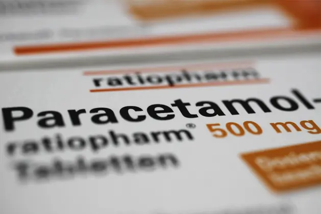 Imagen de una caja del medicamento Paracetamol, aludiendo a su historia