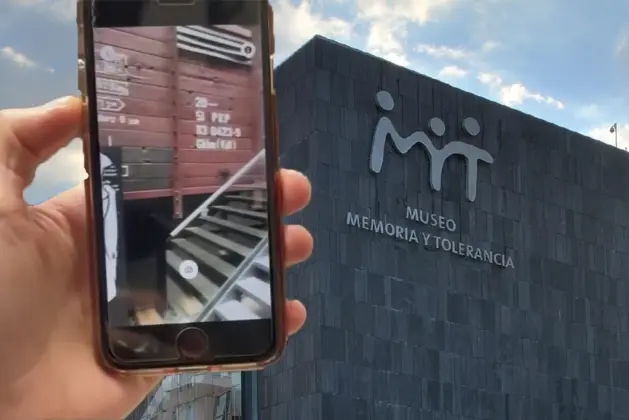 Visitantes disfrutando del MMYT recorrido virtual con realidad aumentada en el Museo Memoria y Tolerancia, explorando exhibiciones históricas en 3D