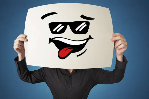 Imagen alusiva a un joven con un cartel sobre su rostro con una cara de humor negro